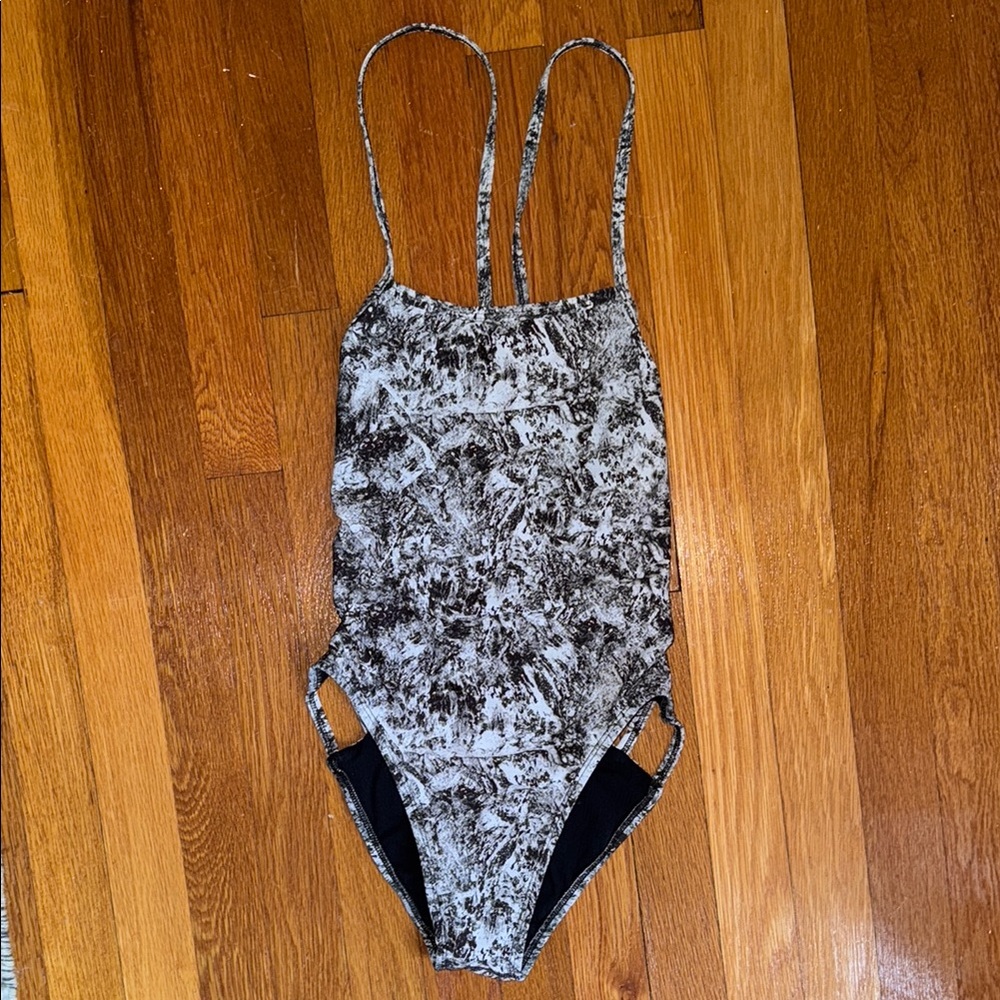 Jolyn “Nico 2” Black & White Patterned Tieback One Piece Swimsuit Size 28